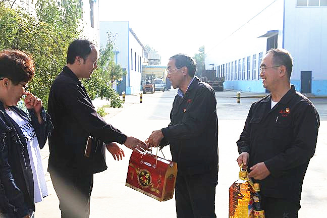 1579399812330053.jpg 壯麗七十年 禮贊勞動(dòng)者 集團(tuán)公司工會(huì)國慶前夕慰問勞模工匠2.jpg